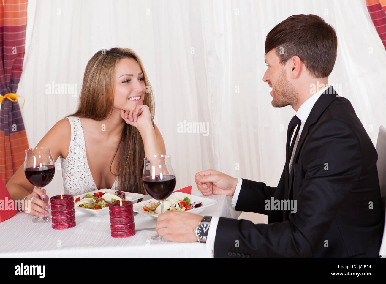 Joli Couple Aimant Profiter D Un Repas Romantique Aux Chandelles Dans Un Restaurant Chic Alors Qu Ils Celebrent Leur Anniversaire Ou Saint Valentin Photo Stock Alamy