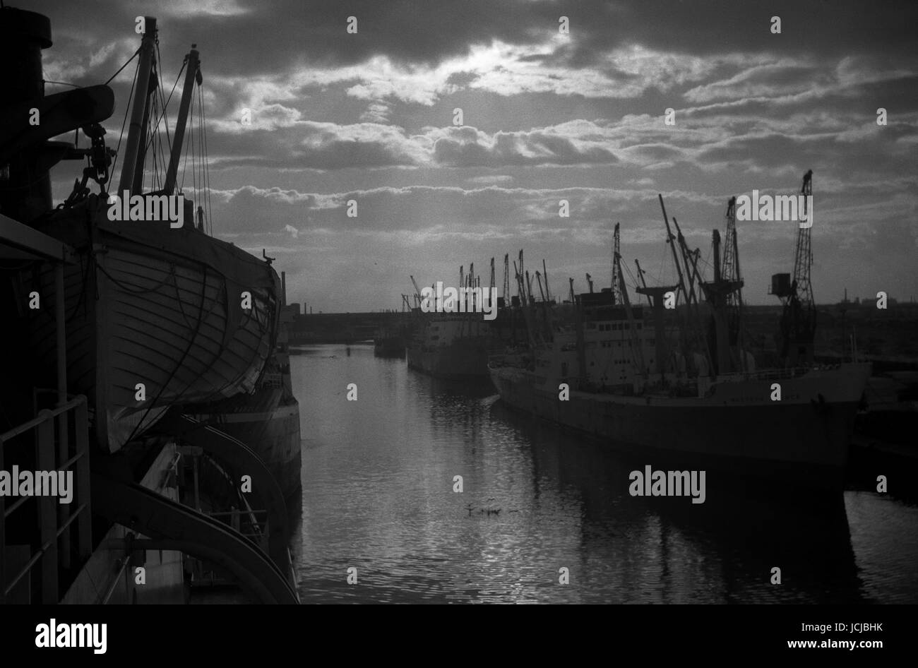 AJAXNETPHOTO. SEPT. 1963. MANCHESTER, ANGLETERRE. - COUCHER DE SOLEIL SUR LES QUAIS - VUE DEPUIS LE PONT D'UN CARGO DES QUAIS DE SALFORD REMPLIS D'EXPÉDITION. EMPLACEMENT EMBLÉMATIQUE DANS LE FILM DE 1961 UN GOÛT DE MIEL. PHOTO:JONATHAN EASTLAND/AJAX REF:509 867 1 Banque D'Images