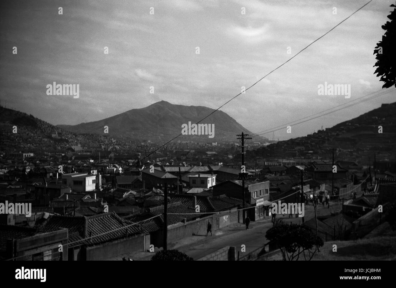 AJAXNETPHOTO. 1964. PUSAN, CORÉE DU SUD. - Vue SUR LA COLLINE - UNE VUE DE LA VILLE PORTUAIRE DU SUD DE LA TENTACULAIRE DE PUSAN ET SES COLLINES ENVIRONNANTES, L'ÎLE DE YEONGDO Centre VU, DISTANT. PHOTO:JONATHAN EASTLAND/AJAX REF:M120642 2 31 Banque D'Images