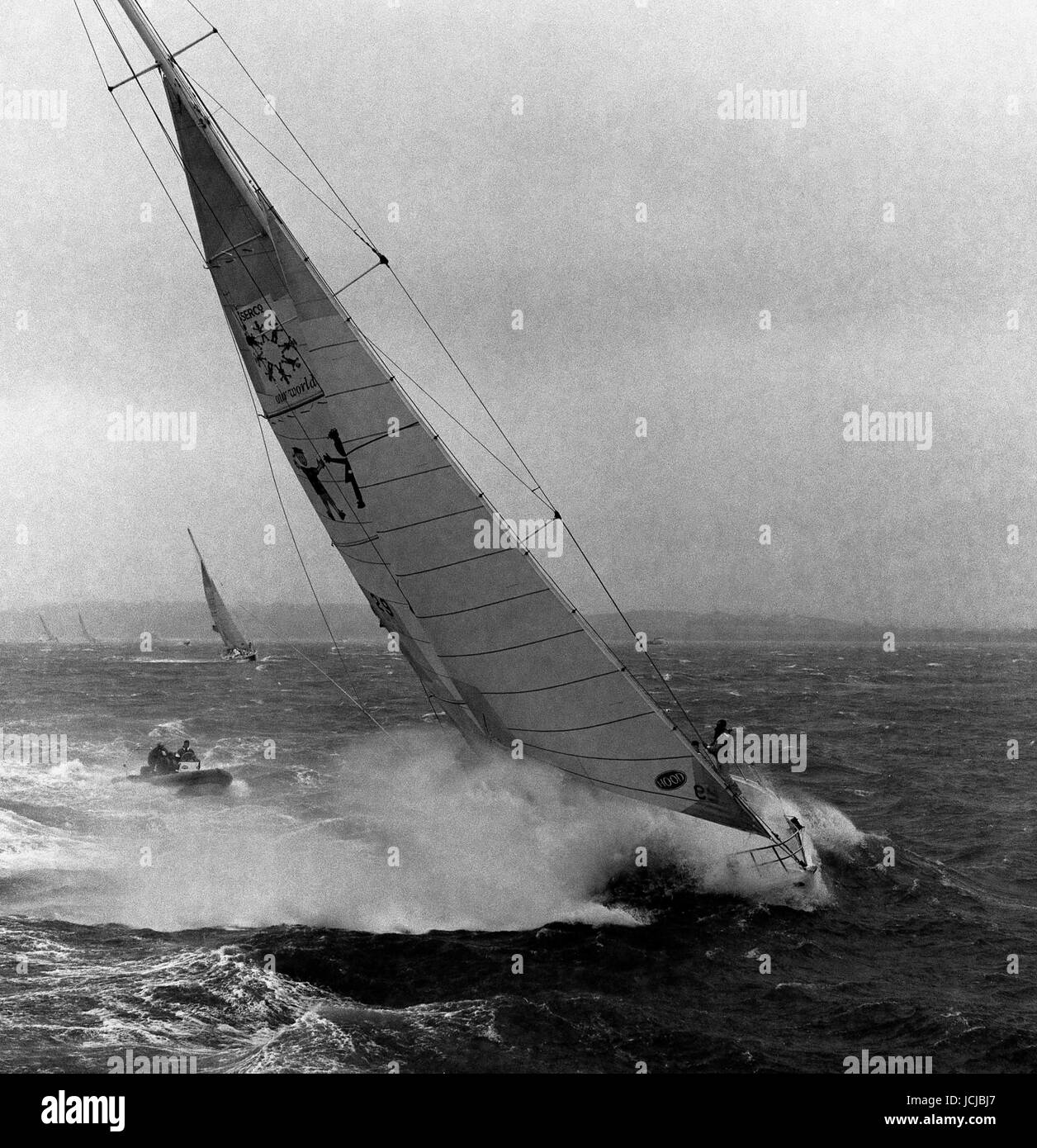 Nouvelles photos d'AJAX. 29ème septembre, 1996. SOLENT, en Angleterre. - BT GLOBAL CHALLENGE - SAVE THE CHILDREN par gros temps BATAILLES AU DÉBUT DE LA COURSE DANS LE SOLENT. PHOTO:JONATHAN EASTLAND/AJAX. REF:962909 26 Banque D'Images