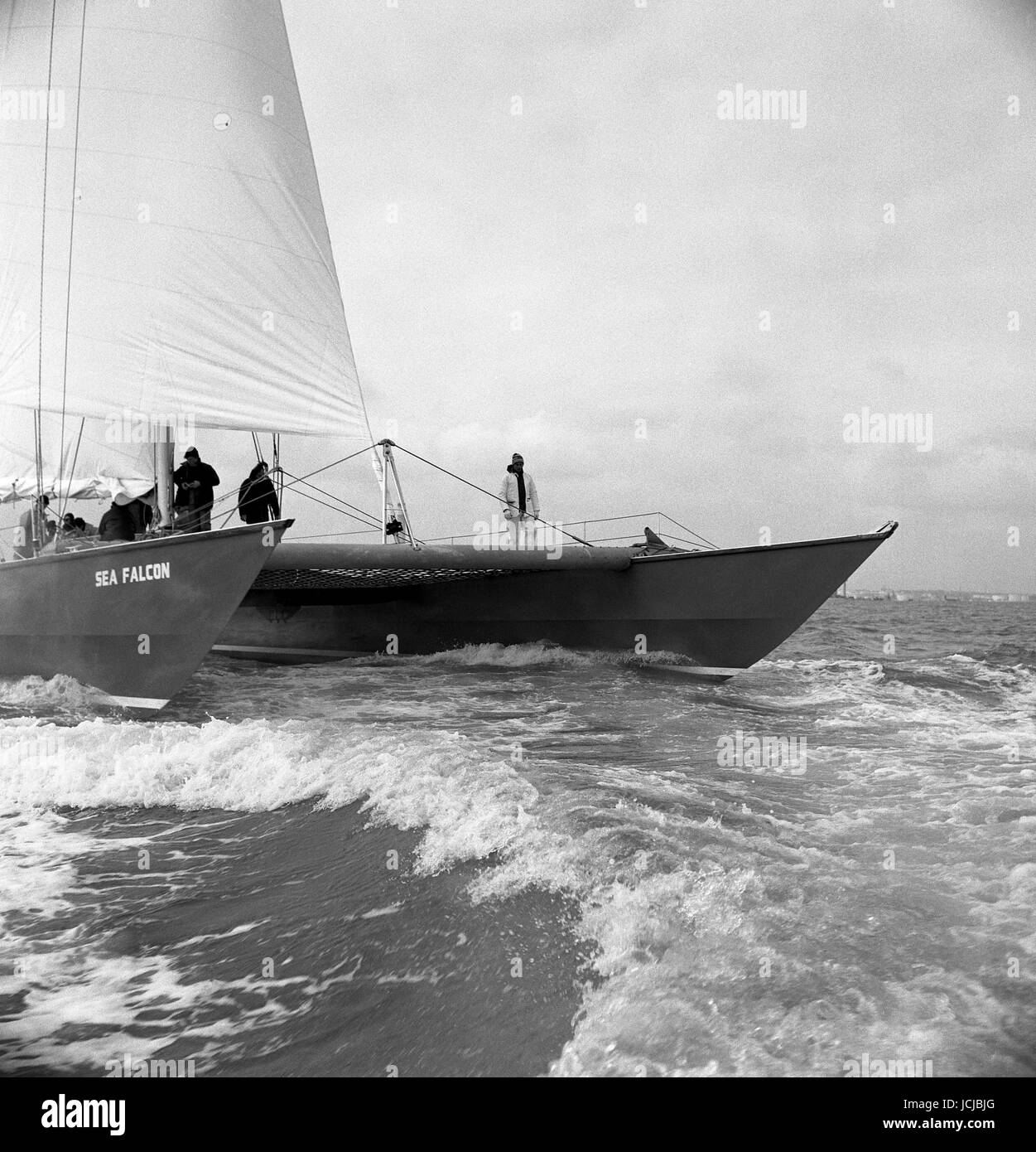 AJAXNETPHOTO. 20ème février,1981. SOLENT, en Angleterre. - ROBIN KNOX JOHNSTON AU VOLANT DE SON NOUVEAU CATAMARAN FALCON MER LAISSANT LE SOLENT POUR TROON EN ECOSSE. photo:JONATHAN EASTLAND/AJAX. REF:812002 12 Banque D'Images