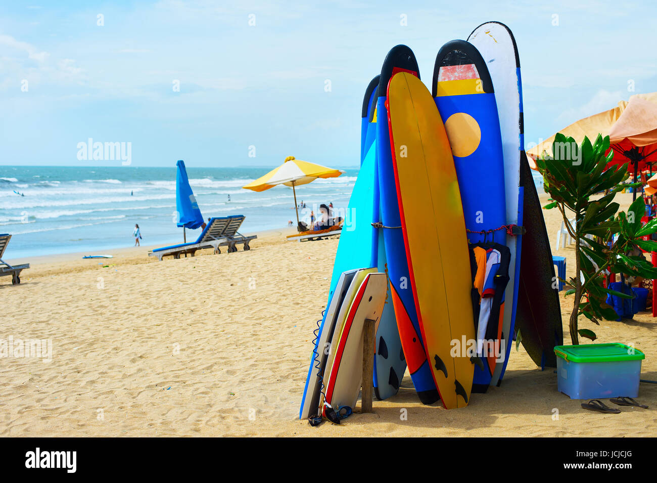 Les planches de surf et funboards sur la plage de Kuta, Bali, Indonésie Banque D'Images