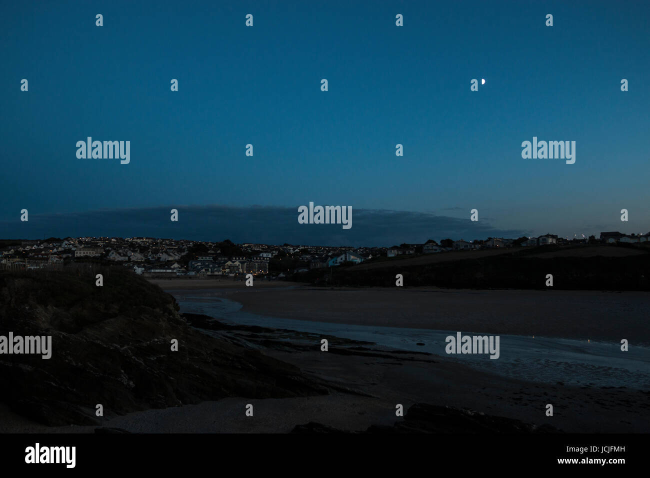 Demi-lune avec Porth vu de Porth, pointe juste après le coucher du soleil Newquay, Cornwall Banque D'Images