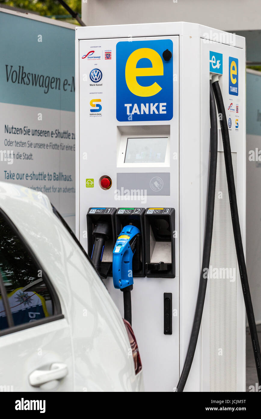 Station de charge pour voitures électriques, Volkswagen, E la mobilité, Kassel, Allemagne Banque D'Images