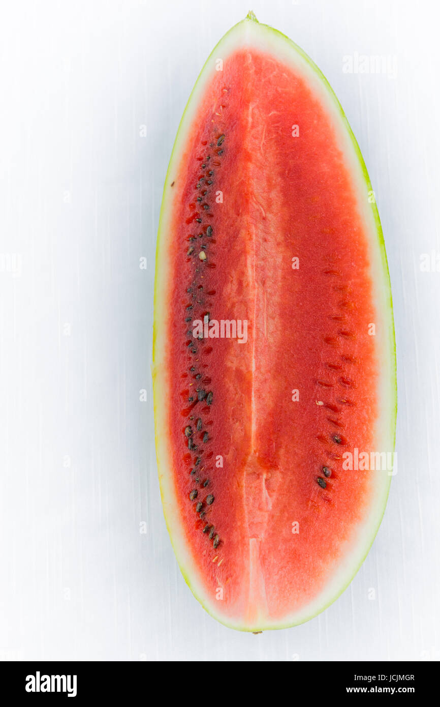 Watermelon coupées en deux ou en segments.demi-lune. Fruit d'été méditerranéen ou sicilienne. Sur fond blanc Coupe. ressource graphique. Banque D'Images