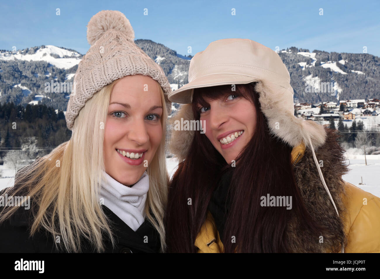 - Welness Zwei Frauen mit Mütze und Schal machen Urlaub in den Bergen im Winter Banque D'Images