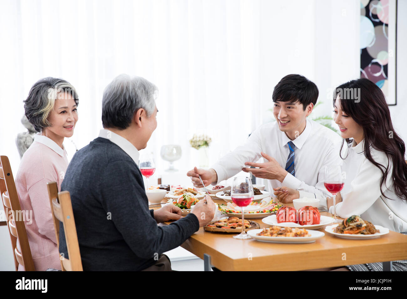 Portrait de famille harmonieuse ayant repas Banque D'Images