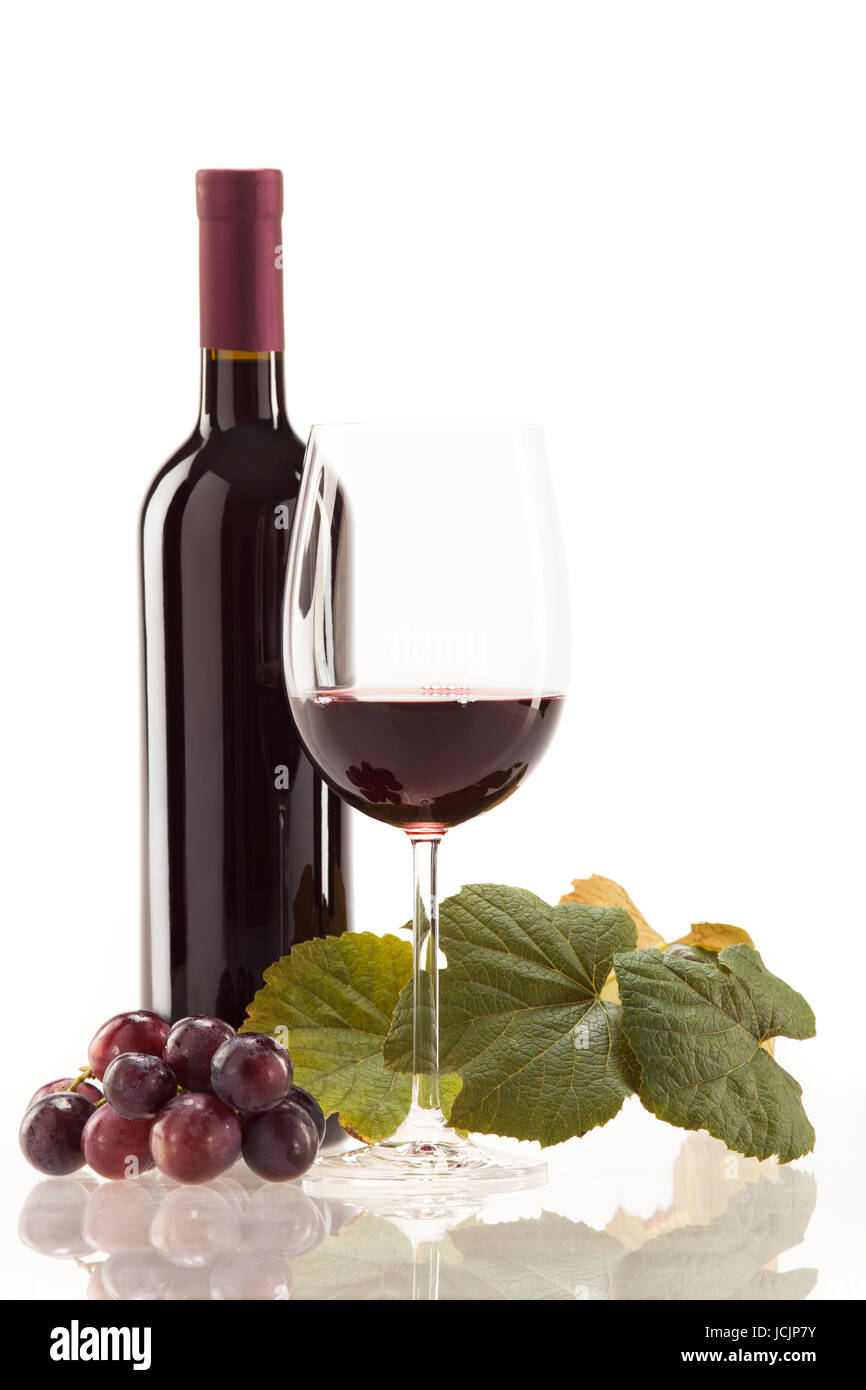 Rotwein im Glas mit Frucht, Blätter und Weinflasche Banque D'Images