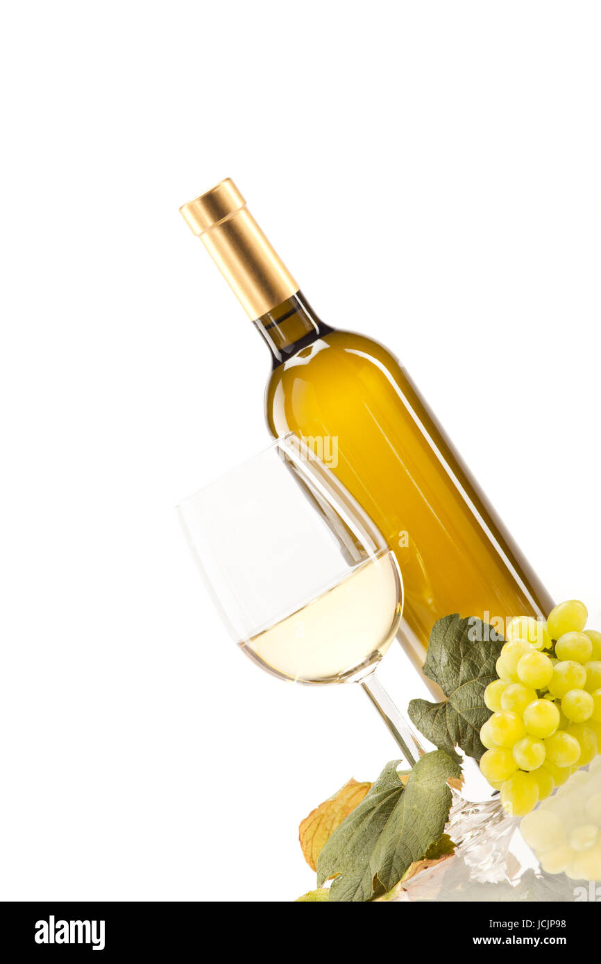 Weisswein im Glas mit Trauben vor weissem Hintergrund Banque D'Images