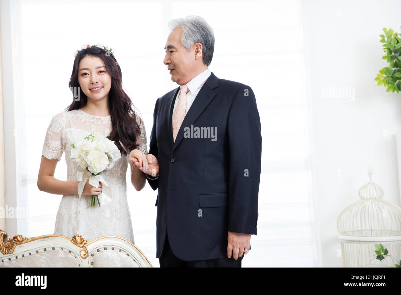 Smiling bride et son père se tenant la main Banque D'Images