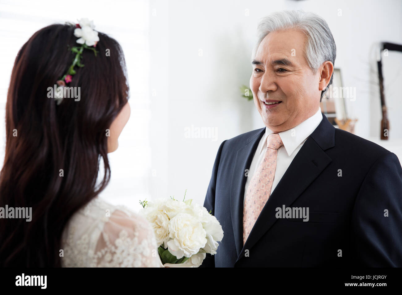 Portrait de père aimant et sa fille de se marier face à face Banque D'Images