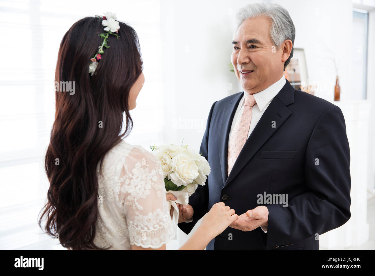 Portrait de père aimant et sa fille à épouser holding hands Banque D'Images