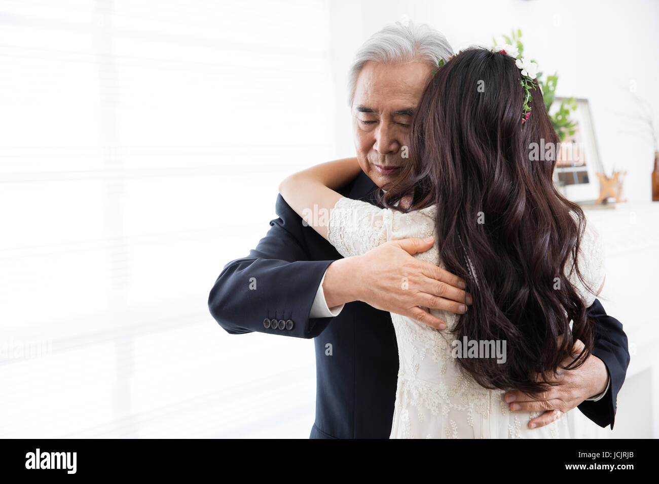 Portrait de père aimant et sa fille à épouser hugging Banque D'Images