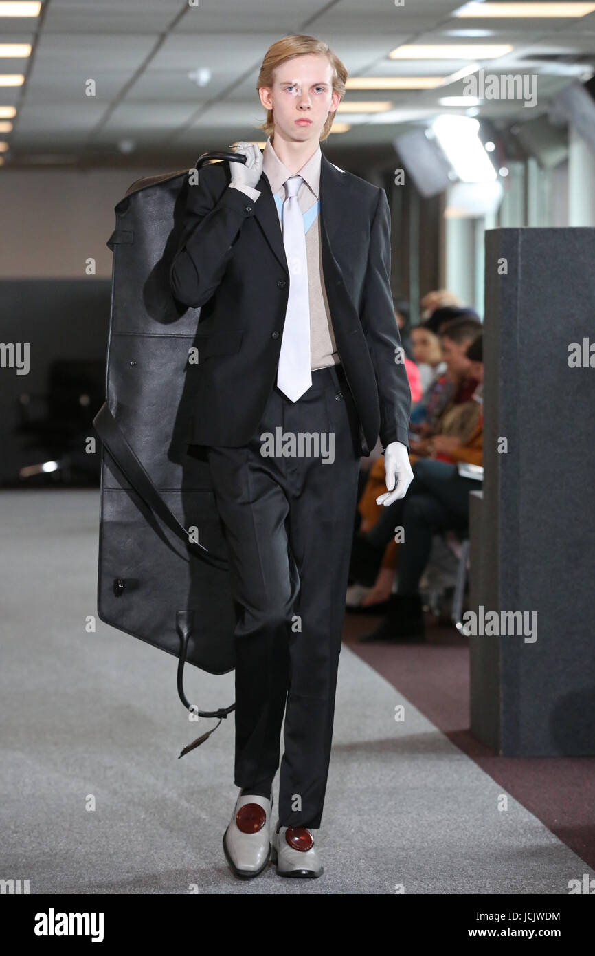 Un modèle sur le podium lors de la présentation que Xander Zhou partie de Londres Collections Mode Hommes 2018. ASSOCIATION DE PRESSE Photo. Photo date : vendredi 9 juin, 2017. Crédit photo doit se lire : Isabel Infantes/PA Wire Banque D'Images