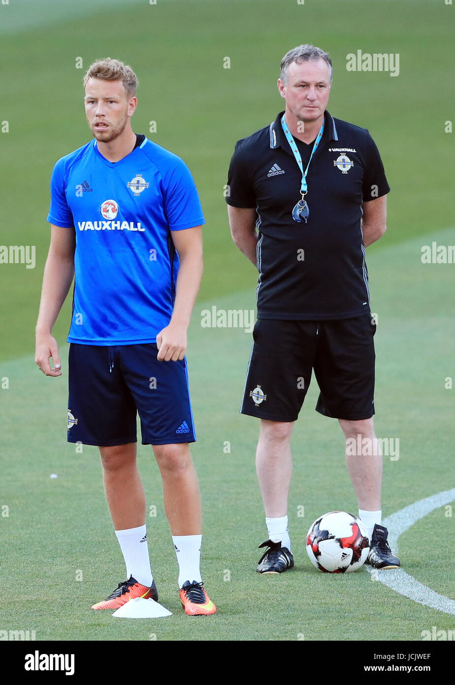 L'Irlande du Nord Adam Thompson (à gauche) et manager de Michael O'Neill lors d'une séance de formation à l'Tofiq Bahramov Stadium, Baku, Azerbaïdjan. Banque D'Images