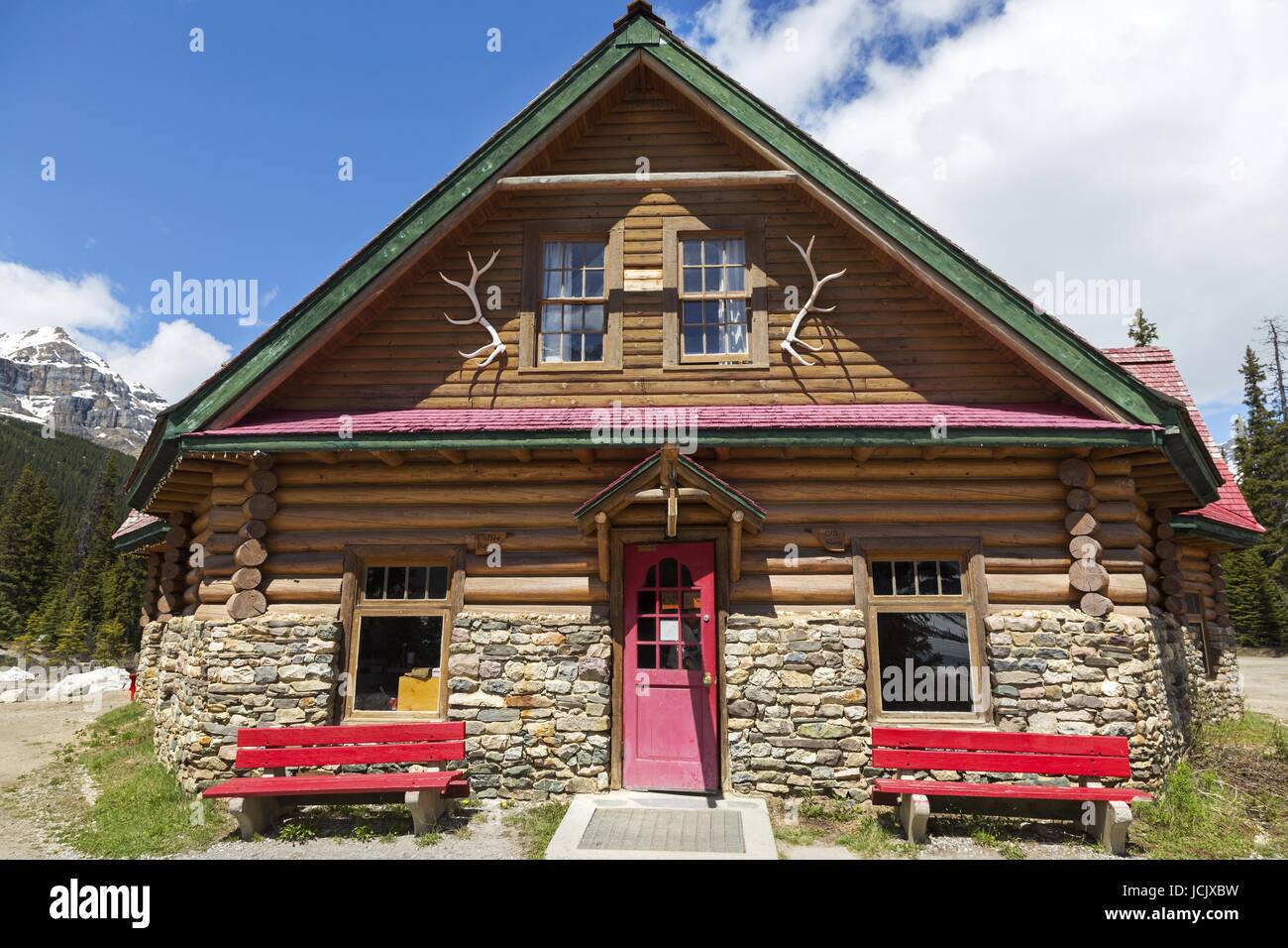 Historic Num-Ti-Jah Mountain Lodge Trading Post façade extérieure vue de face sur Icefields Parkway Parc national Banff montagnes Rocheuses Alberta Canada Banque D'Images
