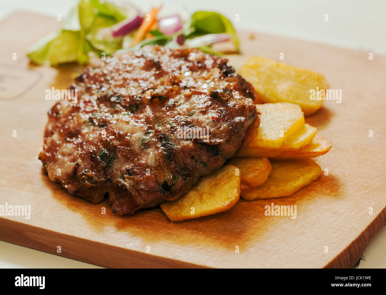 Steak haché avec pomme de terre au four à bois ; ; close up, selective  focus ; pas de personnes Photo Stock - Alamy