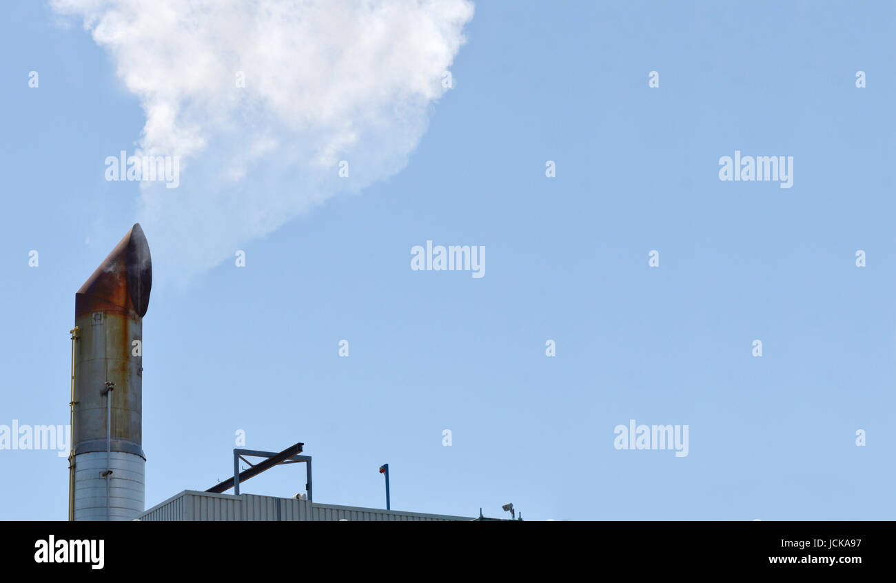 Une cheminée industrielle pollue l'air. Prix de l'art ou texte Banque D'Images