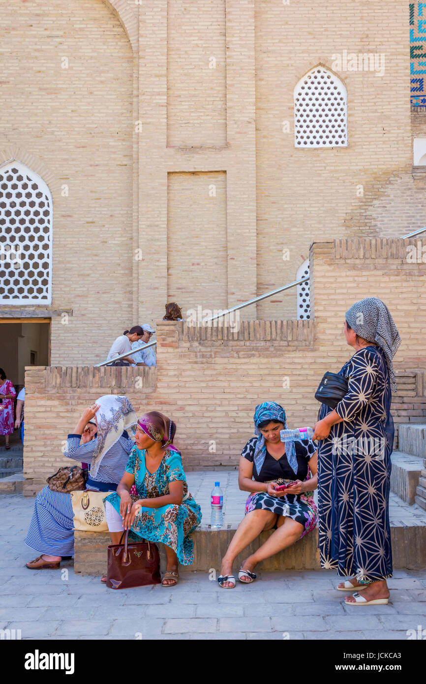 SAMARKAND, OUZBÉKISTAN - 28 août : La femme assise sur l'escalier en face de Shah i Zinda mausolée à Samarkand. Août 2016 Banque D'Images