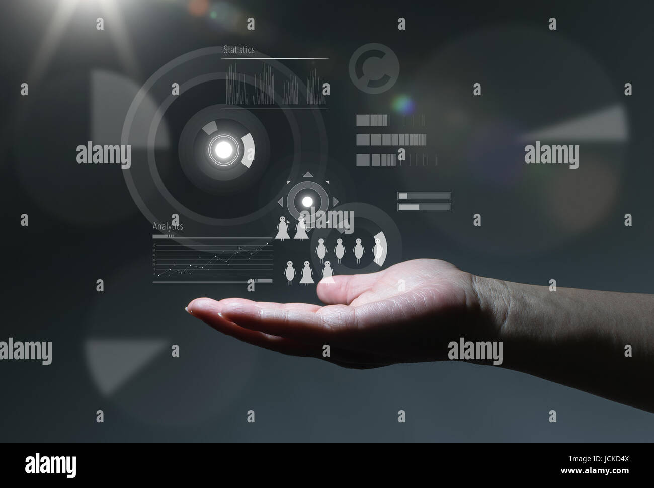 Businessman holding virtual hologramme de tableaux, avec fond bleu foncé .analyste d'affaires futuriste concept . Banque D'Images