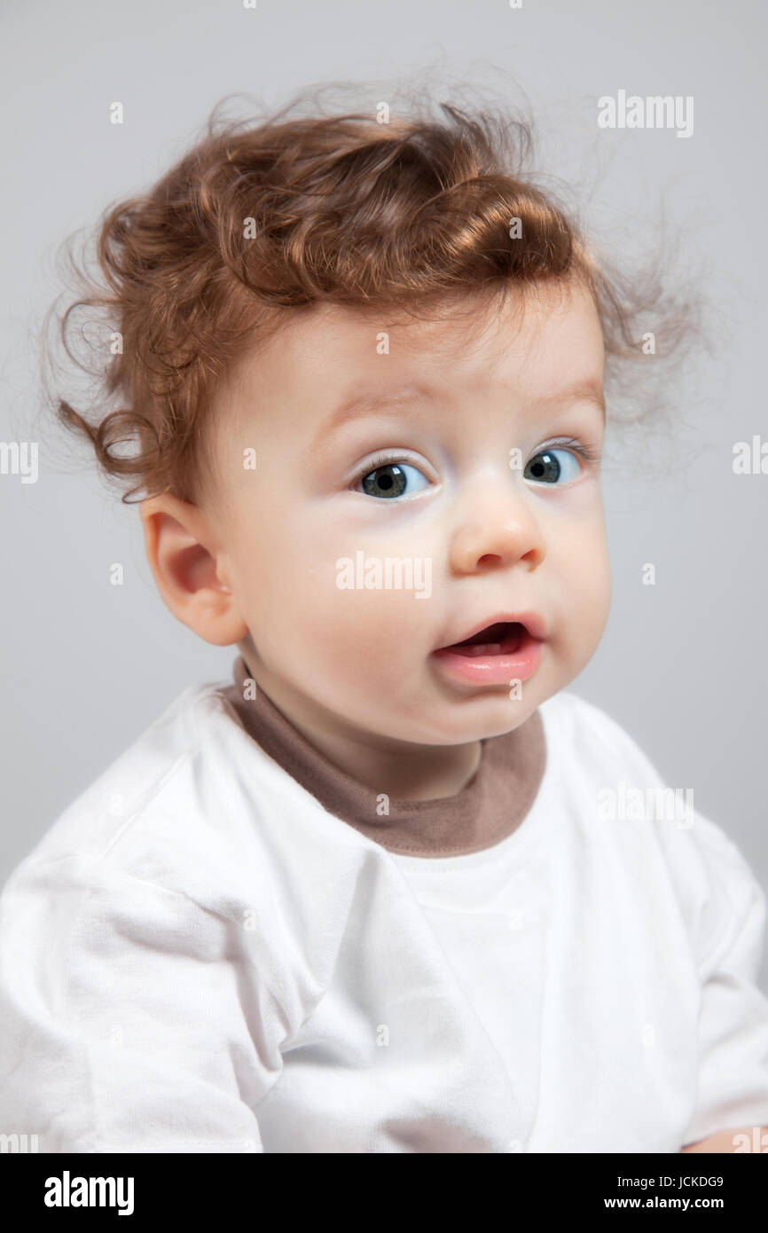 Studio Portrait Of A Happy 8 Mois Bebe Garcon Avec Les Cheveux Boucles Photo Stock Alamy