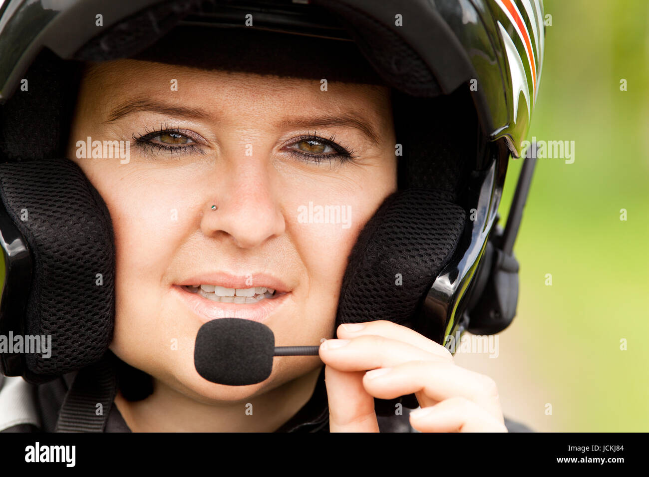 Motorradfahrerin mit Freisprechanlage Banque D'Images