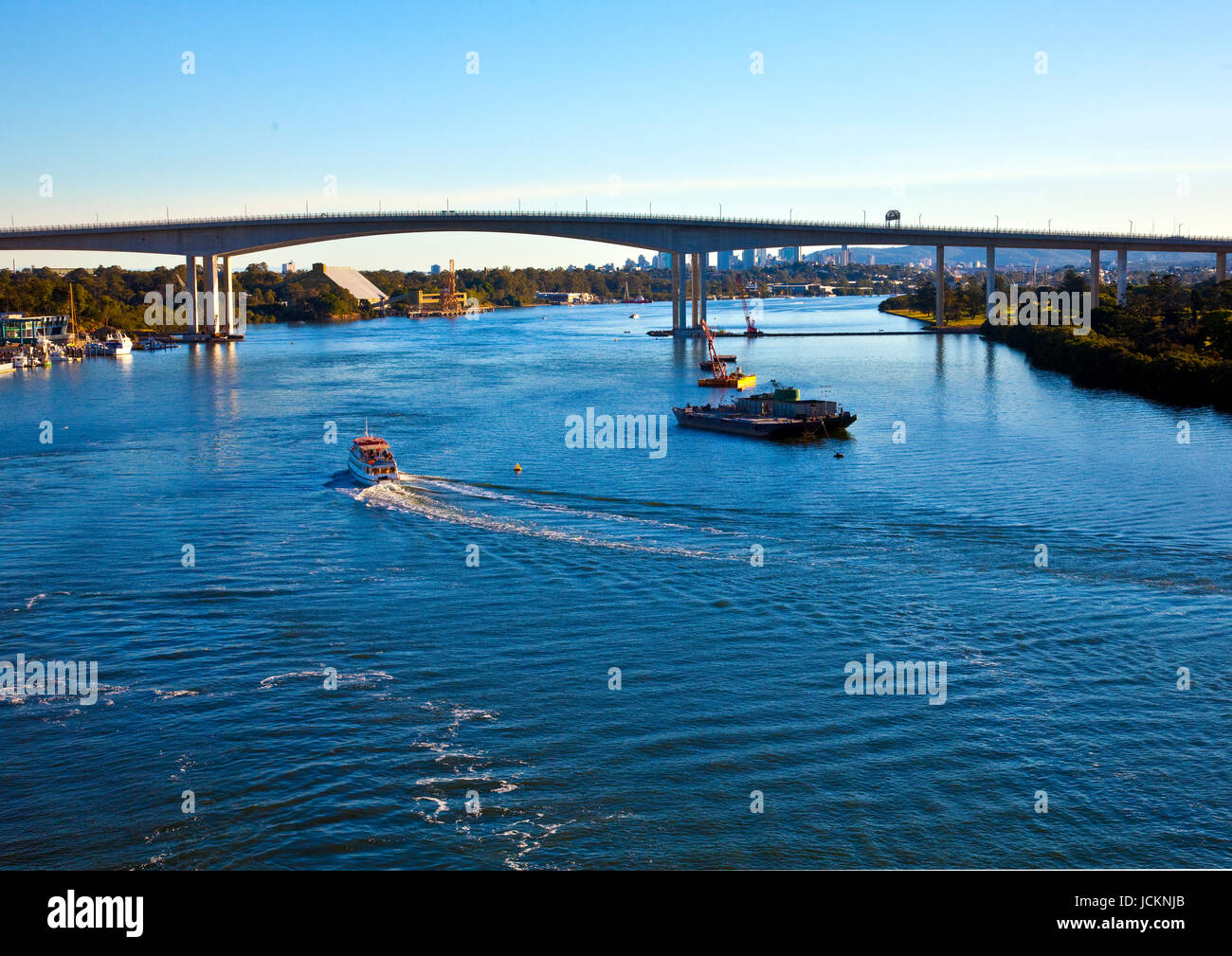 Gateway Bridge sur la rivière Brisbane à partir de la plate-forme de bateau de croisière Banque D'Images