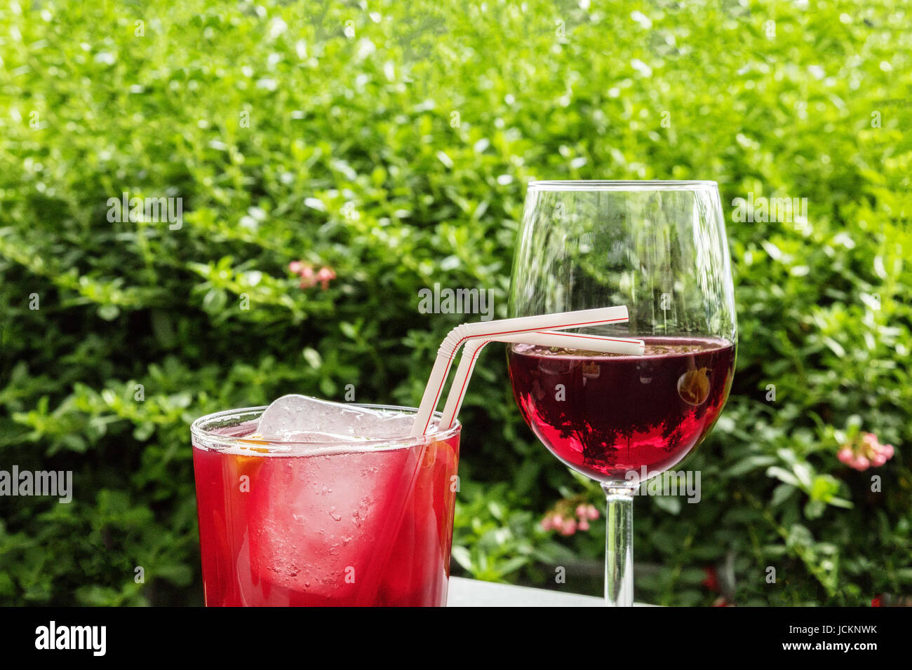 Un verre de tinto de verano, un cocktail d'été d'espagnol, et un verre de vin rouge, sur une terrasse dans un jardin, avec une place pour le texte. Selective focus Banque D'Images