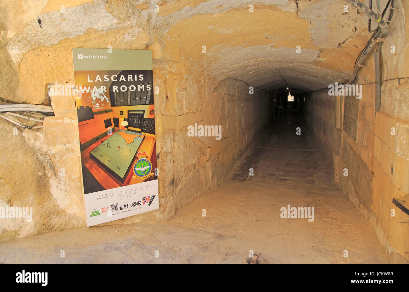 À l'entrée du tunnel de Lascaris War Rooms musée souterrain, La Valette, Malte Banque D'Images