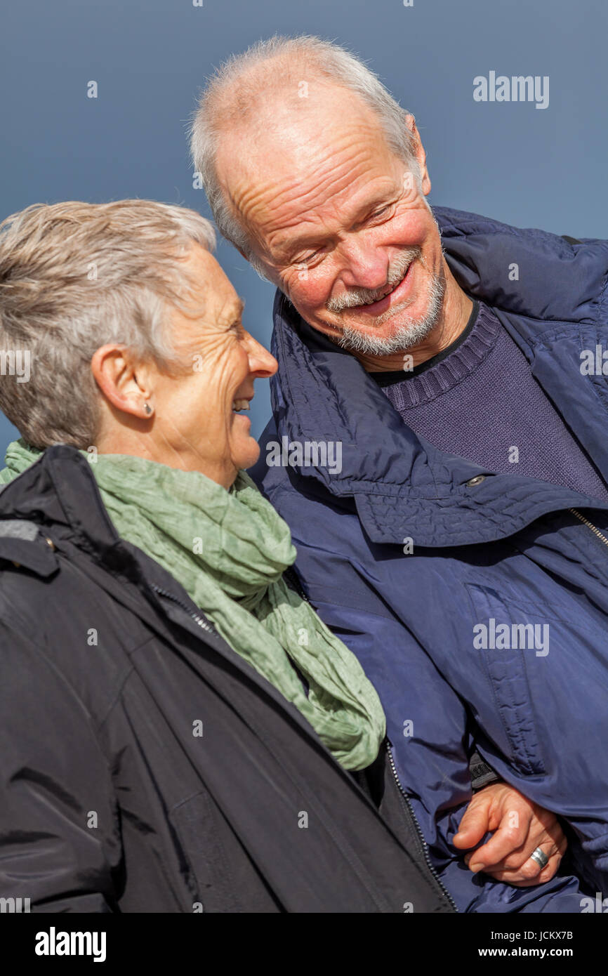 Erwachsenes glückliches spaziert älteres paar am strand im Herbst vie glück Banque D'Images