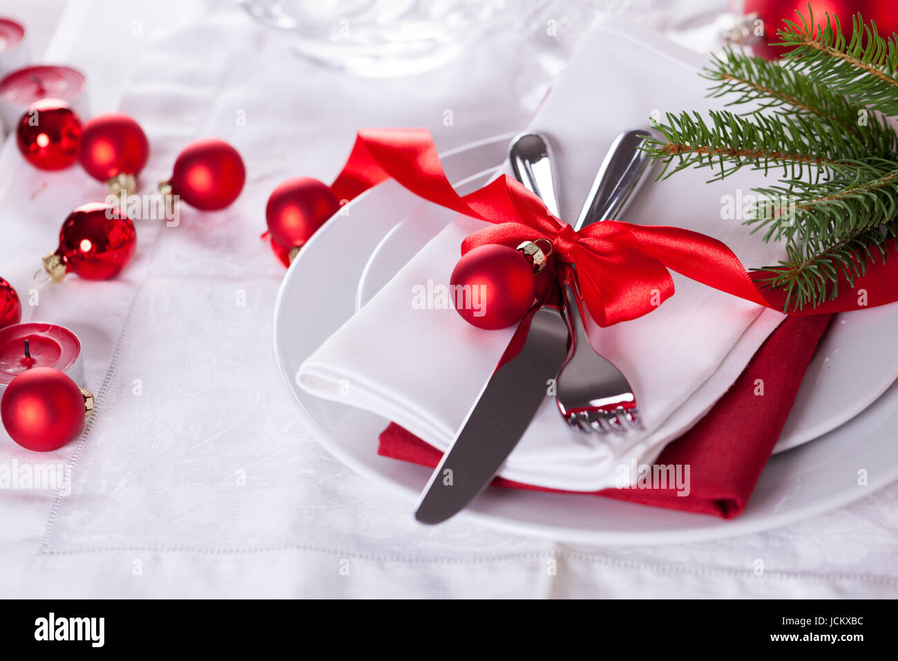 Weihnachtstafel Romantische mit roten Kugeln und roter schleife mit Besteck Messer und Gabel auf einer Serviette Banque D'Images