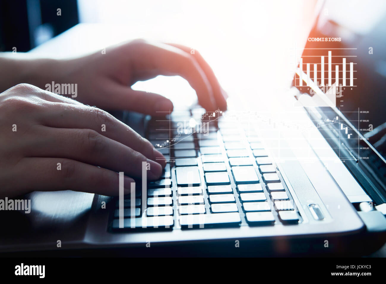 Les mains des hommes sur un clavier d'ordinateur portable. Ordinateur portable pour taper sur le clavier part internet technologie concept de travail Banque D'Images