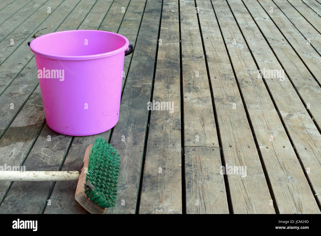 Nettoyage de l'ancienne terrasse sale. Avant et après. La moitié est déjà propre et reste du patio est toujours en attente de la propreté. Banque D'Images
