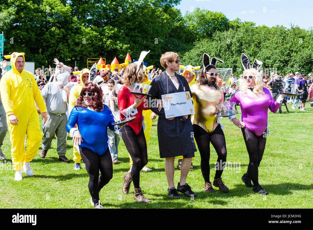 Défilé des équipes au cours de la Custard pie throwing championnats. L'équipe joue, quatre hommes habillés en Bunny girls, et une autre comme Hugh Hefner en ligne. Banque D'Images
