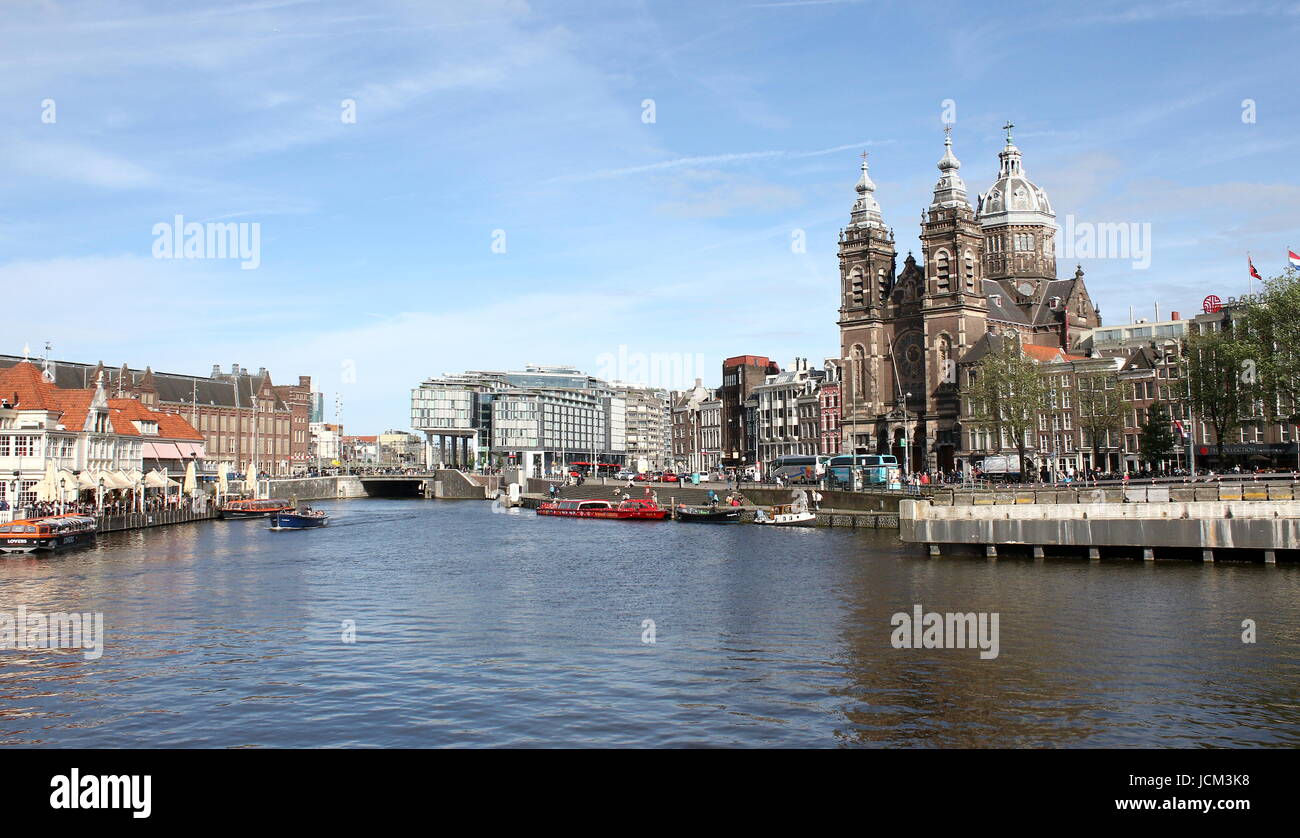 Traversée en ferry pour les piétons et les cyclistes à la rivière IJ derrière la gare centrale d'Amsterdam, Pays-Bas. Musée du film de l'œil et A'DAM tour en arrière-plan Banque D'Images
