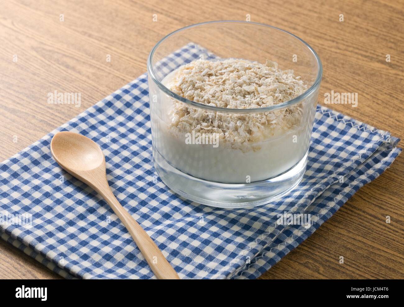 La garniture du yaourt fait maison avec l'Avoine Porridge, du point de vue nutritionnel riche en protéines, calcium, riboflavine, vitamine B6 et vitamine B12. Banque D'Images