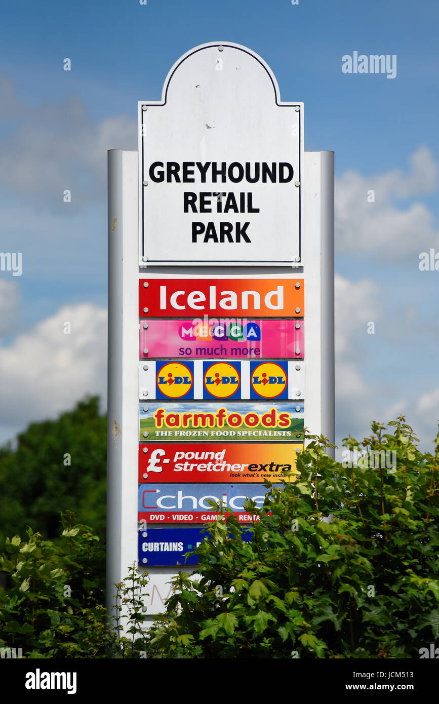 Greyhound Retail Park à Sutton Road, Southend on Sea, Essex. Panneau d'affichage Banque D'Images