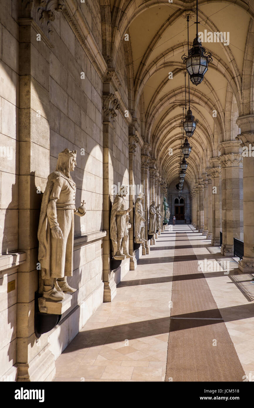 BUDAPEST, HONGRIE - AVRIL 16, 2016 : l'entrée de la Bibliothèque du Parlement Banque D'Images