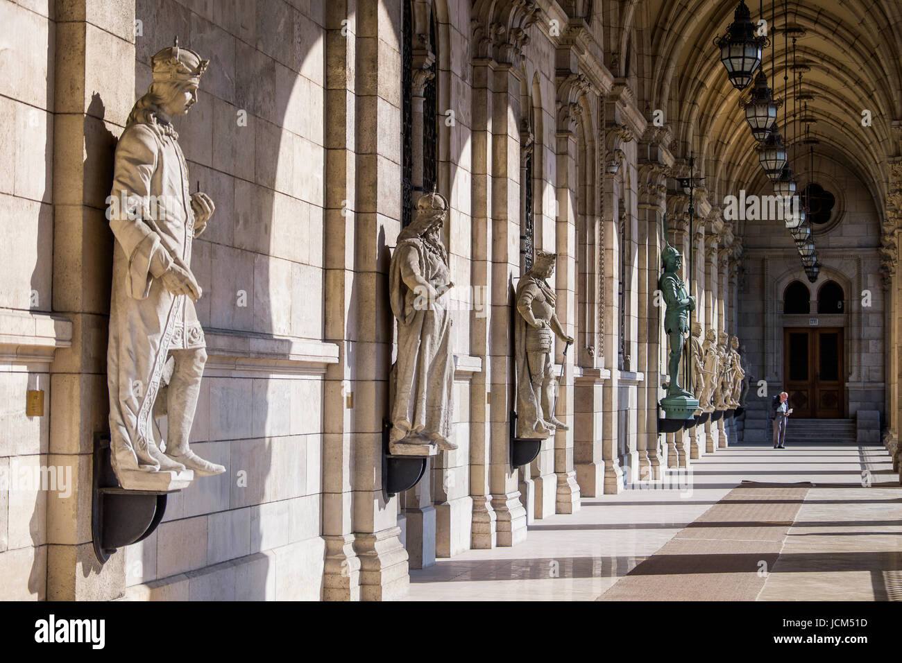BUDAPEST, HONGRIE - AVRIL 16, 2016 : l'entrée de la Bibliothèque du Parlement Banque D'Images