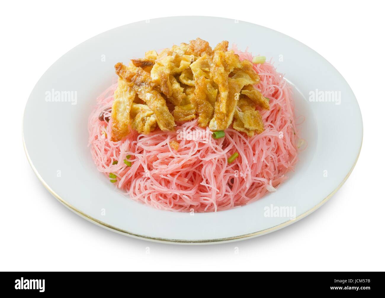 La cuisine thaï et de l'alimentation, un plat de vermicelles de riz sautées rouge avec garniture omelette Julienne. Banque D'Images