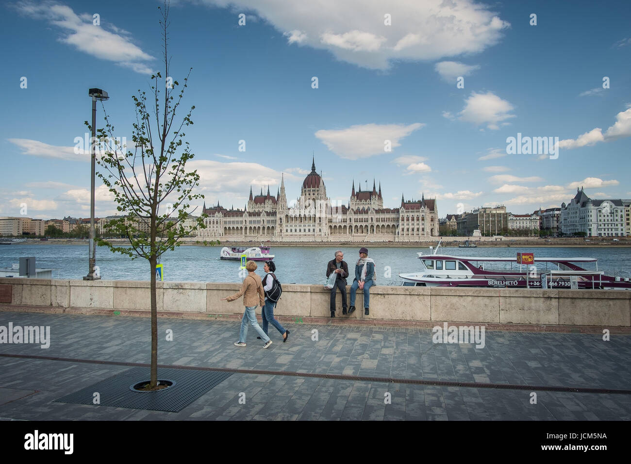 BUDAPEST, HONGRIE - AVRIL 16, 2016 : Batthyany Square avec l'avis du Parlement Banque D'Images