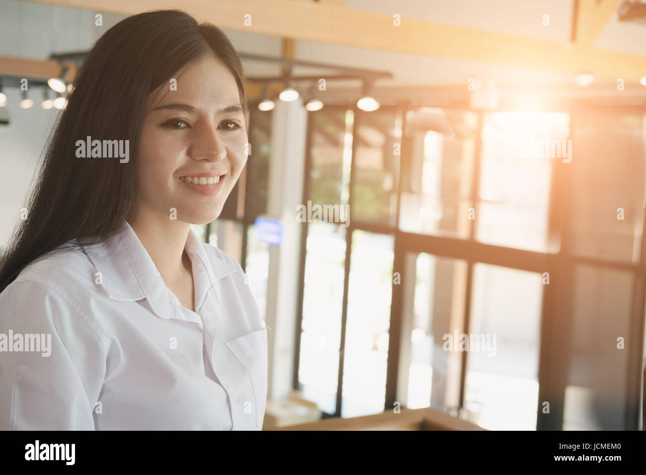 Femme de service standing and smiling at cafe café. portrait de jeune serveuse au restaurant asiatique Banque D'Images