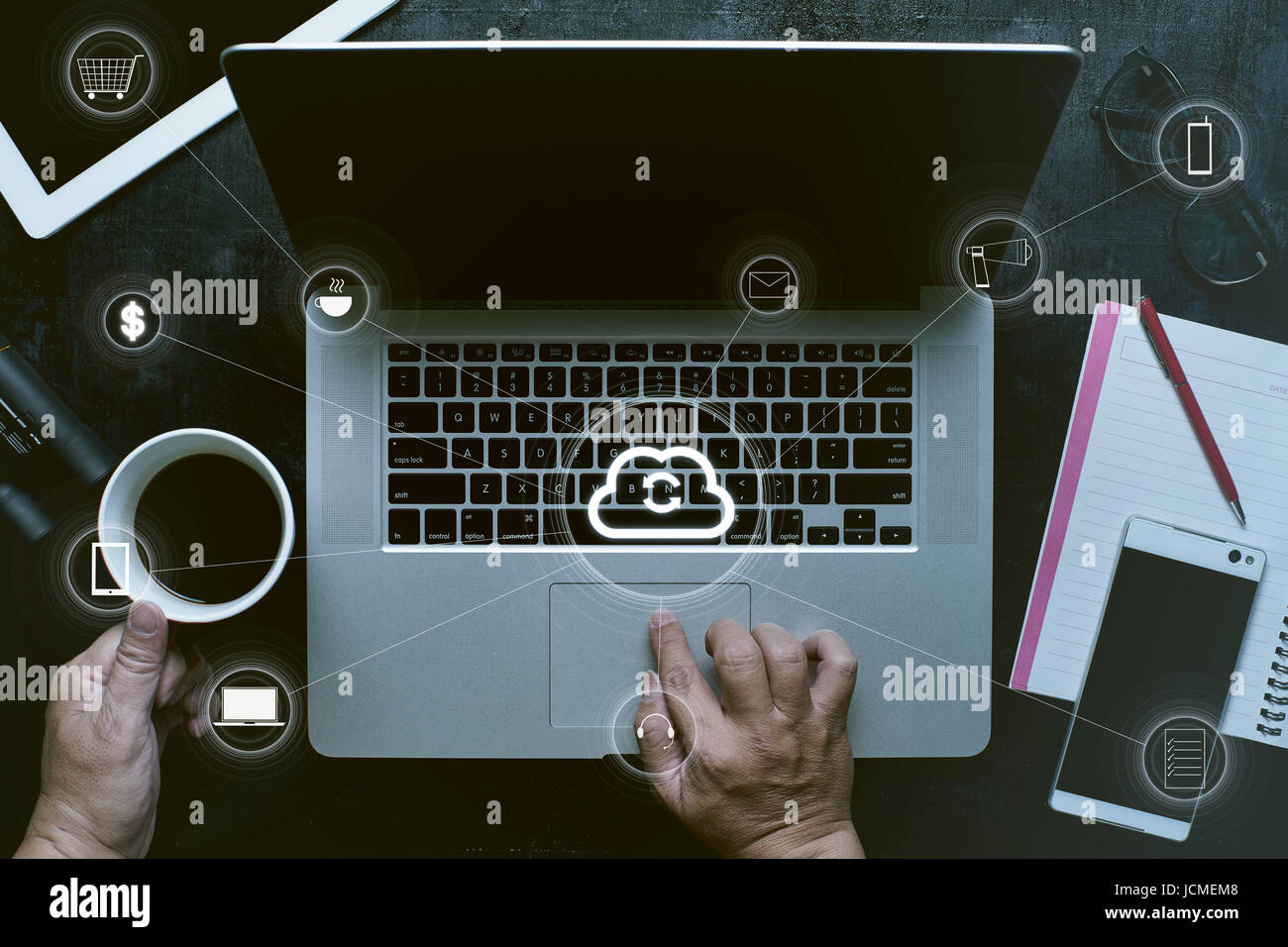 Businessman using laptop avec cloud connect sans fil icon set sur internet , concept commercial idéal smart . Banque D'Images