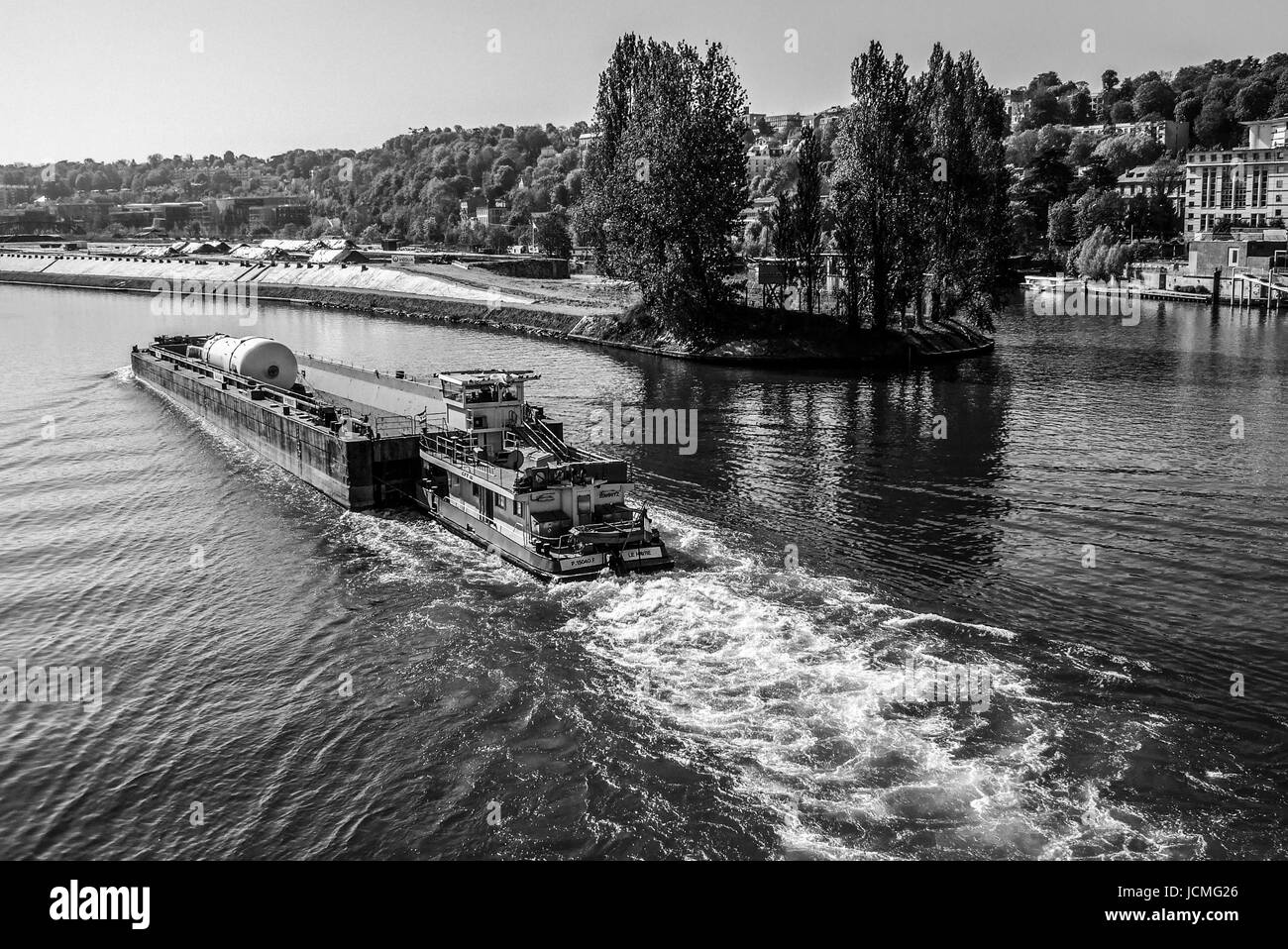 PARIS -remorqueur poussant UNE GRANDE GRANGE SUR LA SEINE À BOULOGNE BILLANCOURT juste après la démolition de l'USINE RENAULT SITE © Frédéric Beaumont Banque D'Images