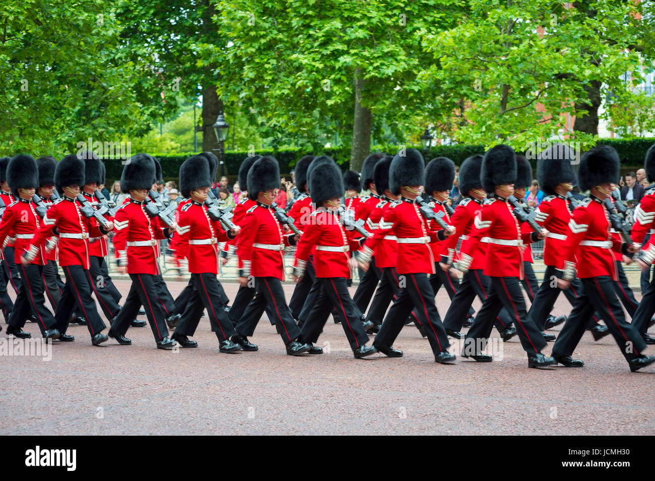 Londres - le 13 juin 2015 : la garde royale dans les tuniques rouges et portent des chapeaux de fourrure busby marcher en formation sur le Mall dans une parade la parade couleur o Banque D'Images