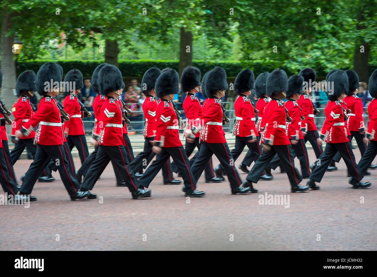 Londres - le 13 juin 2015 : la garde royale dans les tuniques rouges et portent des chapeaux de fourrure busby marcher en formation sur le Mall dans une parade le défilé de couleur Banque D'Images