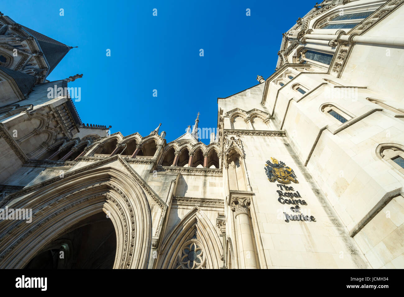 Le style gothique victorien à l'entrée principale la Royal Courts of Justice édifice public de Londres, Royaume-Uni, ouvert en 1882 Banque D'Images