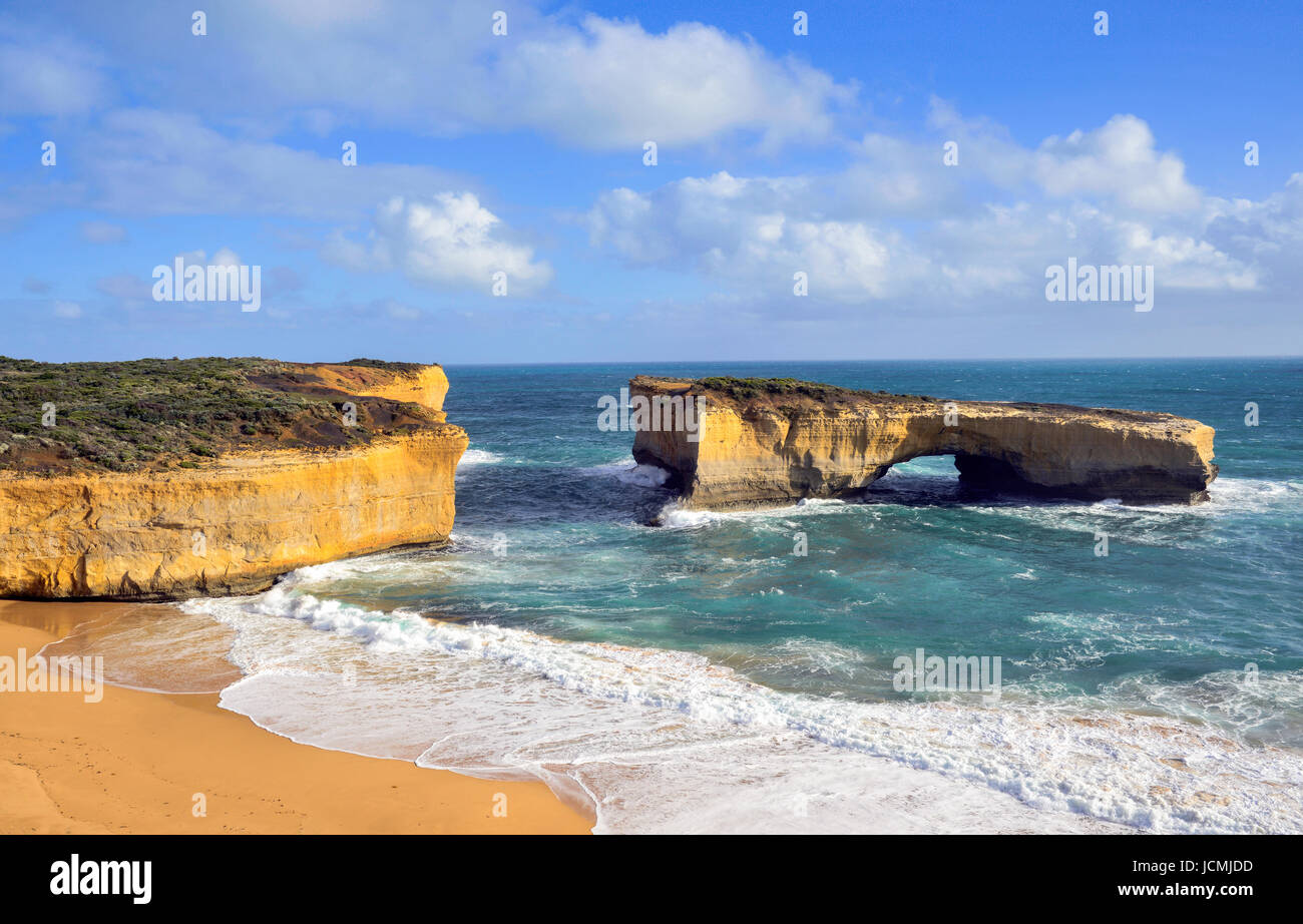 London Bridge, une célèbre rock arch dans le parc national de Port Campbell à la Great Ocean Road, à Victoria, en Australie. Banque D'Images