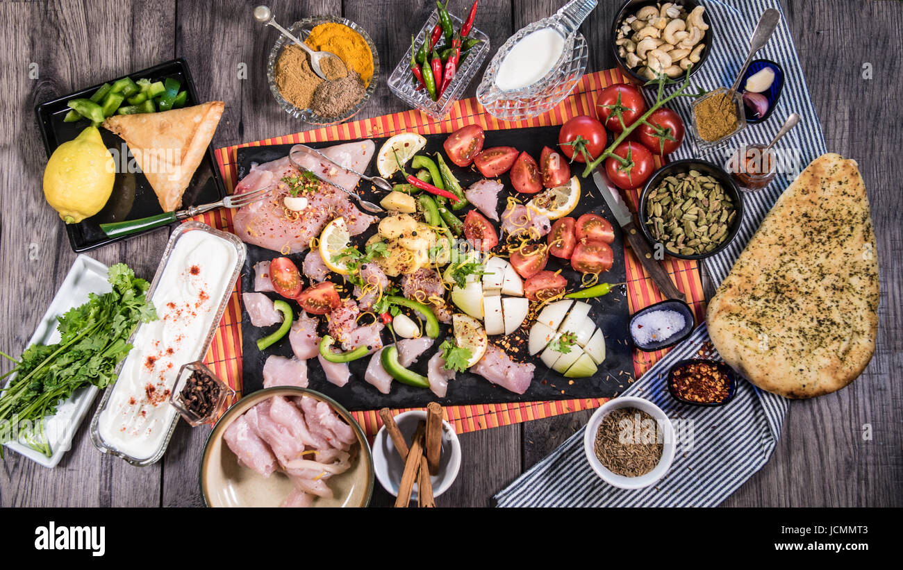 Vue du haut vers le bas d'ingrédients et épices indiennes pour le poulet tikka masala Banque D'Images