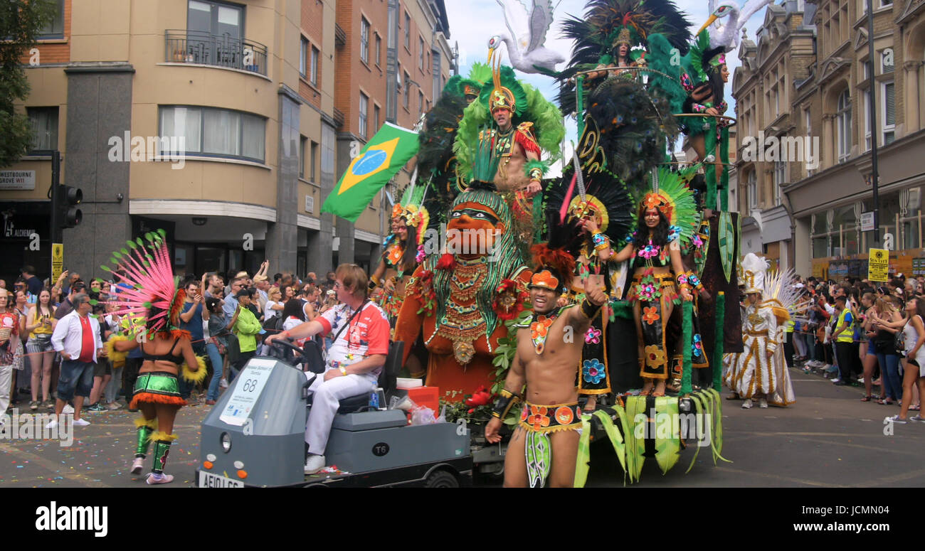 Londres, Notting Hill Carnival. Défilé des danseurs en costume Banque D'Images